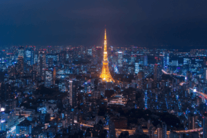 Tokio Tower valaistuna illalla Tokiossa.