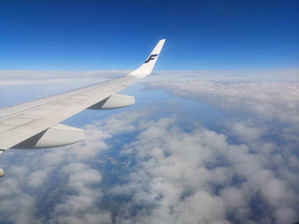 Finnair-lentokoneen siipi kuvattuna lentävästä koneesta.