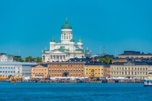 Maisemakuva Helsingin senaatintorista ja tuomiokirkosta.