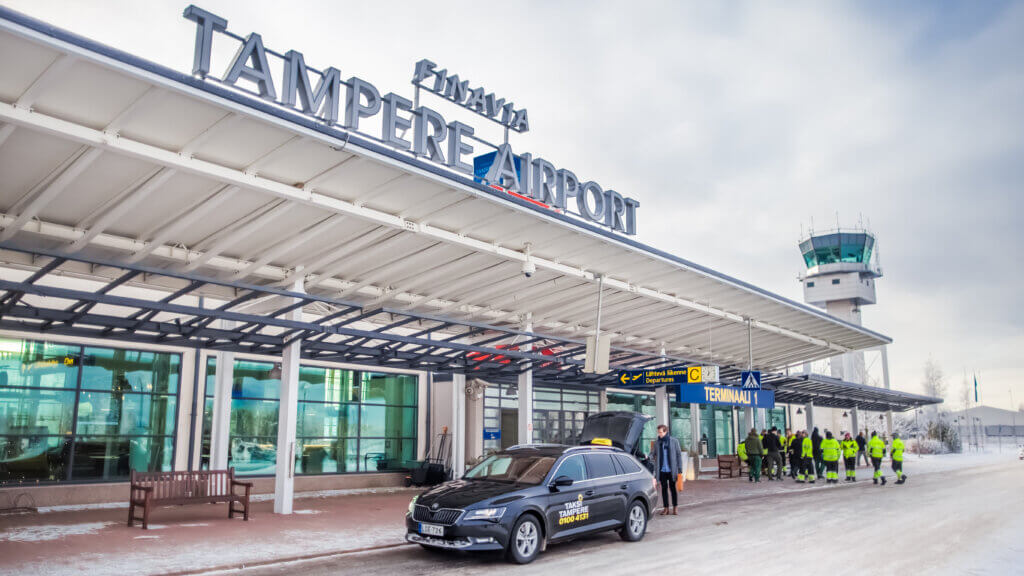 Taksi Tampere-Pirkkalan lentoaseman edessä.