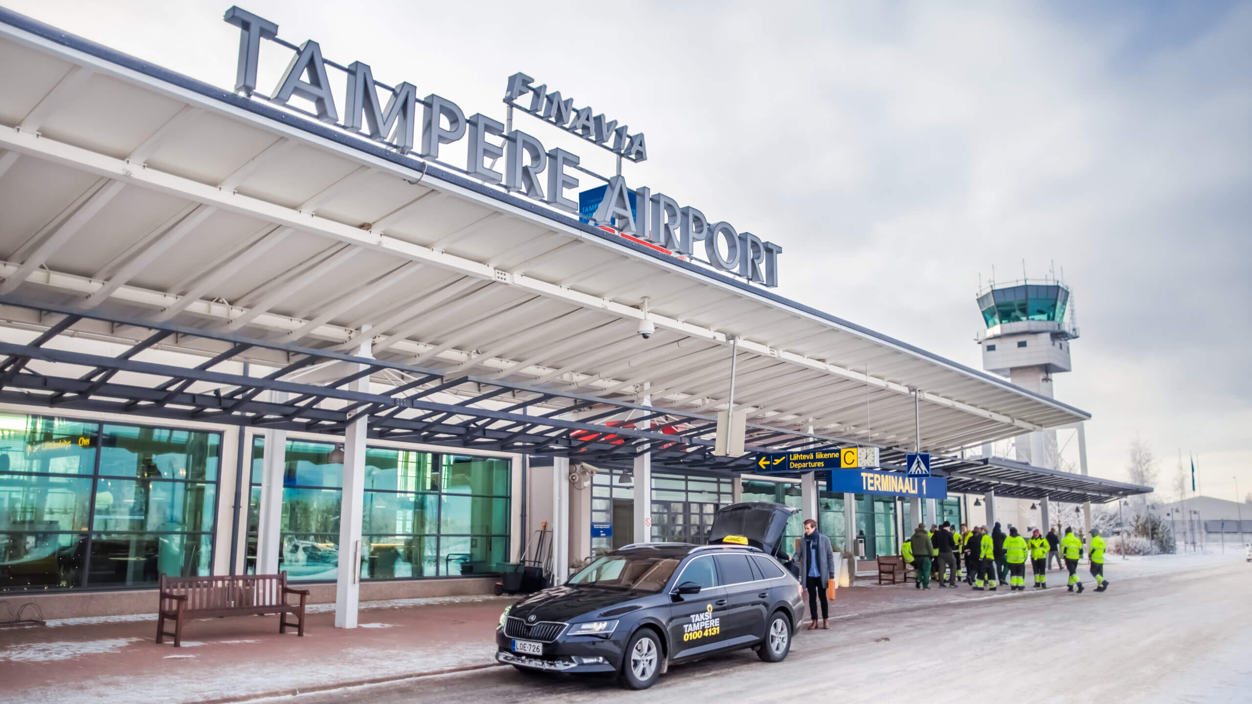 Taksi Tampere-Pirkkalan lentoaseman edessä.